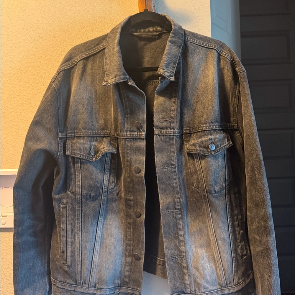 100% authentic Balenciaga Men’s Denim Jacket 🩶